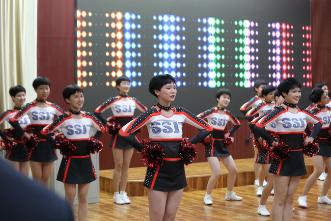 20181119111624_3校啦啦操队在欢迎仪式上的表演.JPG