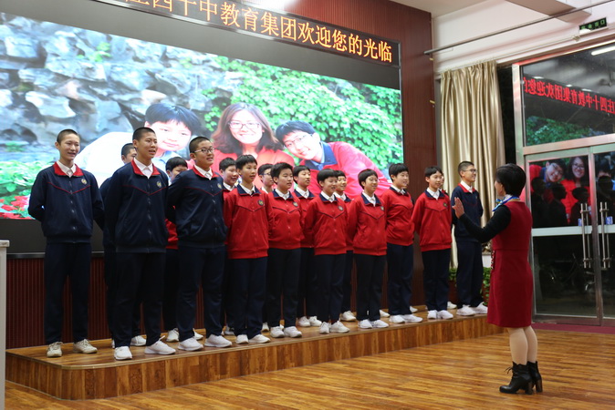 20181119111625_5、Q1710班学生在欢迎仪式上演唱校歌.JPG