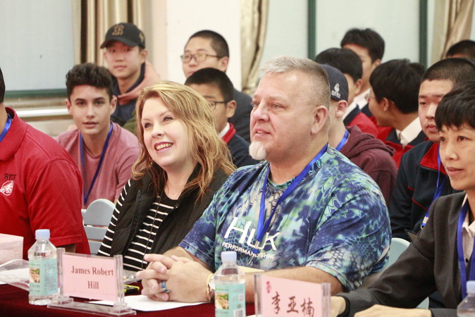 20181119111626_7、美方师生欣赏我校学生的精彩演出.JPG