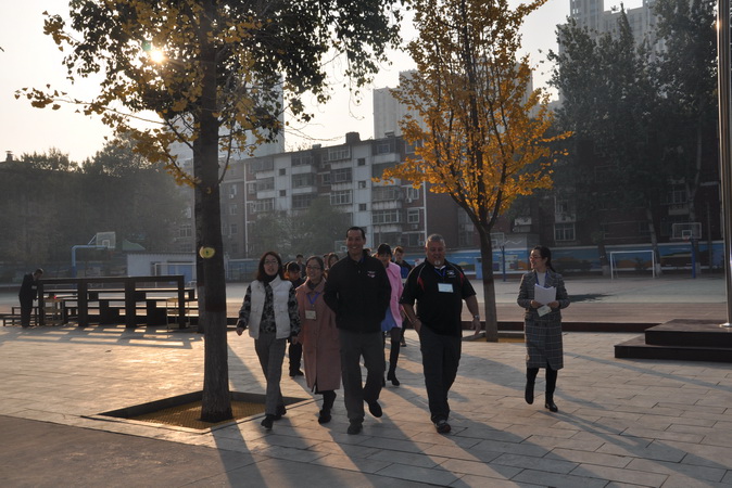 20181119111627_11、英语老师们陪同美方师生参观校园.JPG