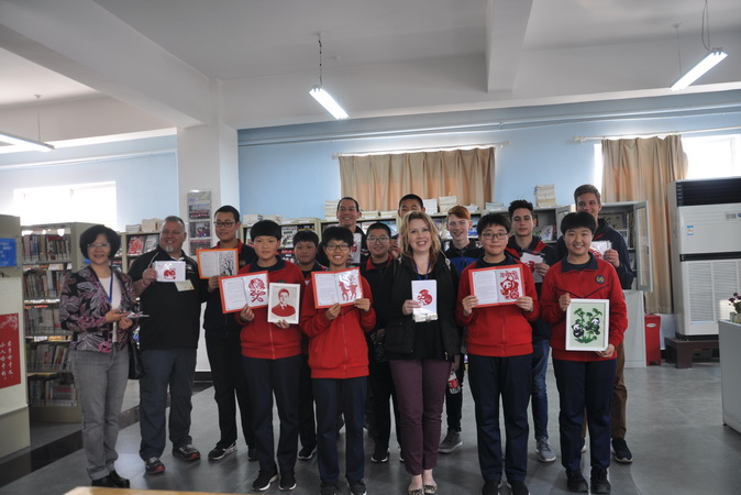 20181119111629_17、美方师生和DIY社团学生合影.JPG
