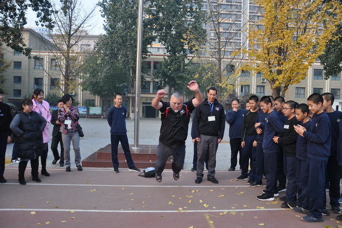 20181119111631_22、美方教师示范立定跳远.JPG