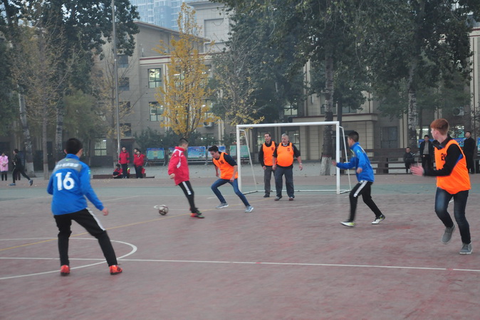 20181119111632_23、美方师生和我校足球队友谊赛.JPG