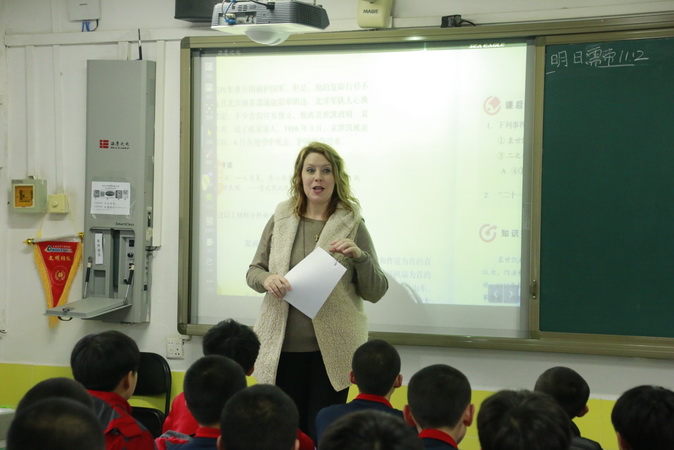 20181119111632_27、美方教师给我校学生授课.JPG