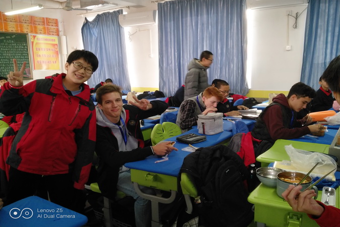 20181119111634_31、美方学生和我校学生一起吃午餐.jpg