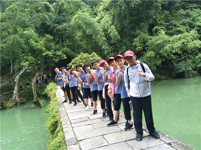 20190714210927_7.5三组成员在小七孔桥.jpg 7.5三组成员在小七孔桥.jpg