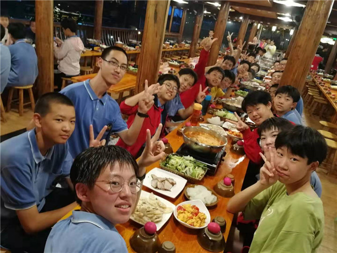 20190714211028_8美味长桌宴.jpg 8美味长桌宴.jpg