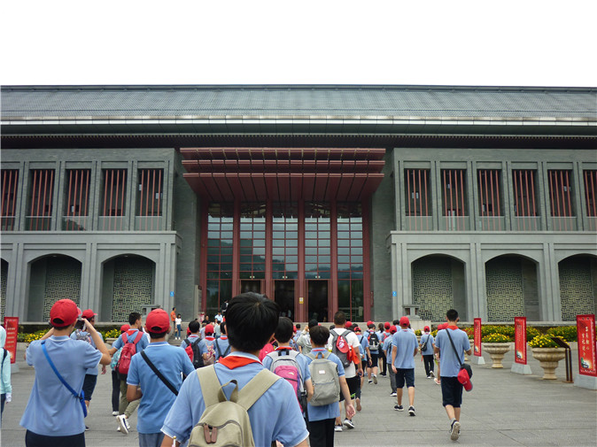 20190714211340_1向遵义会议博物馆行进.JPG 1向遵义会议博物馆行进.JPG