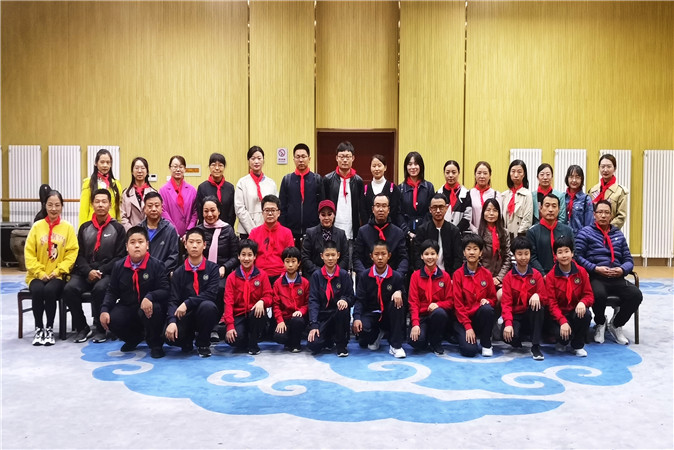 20191015154318_四十中学师生和主要演员合影最后一张.jpg