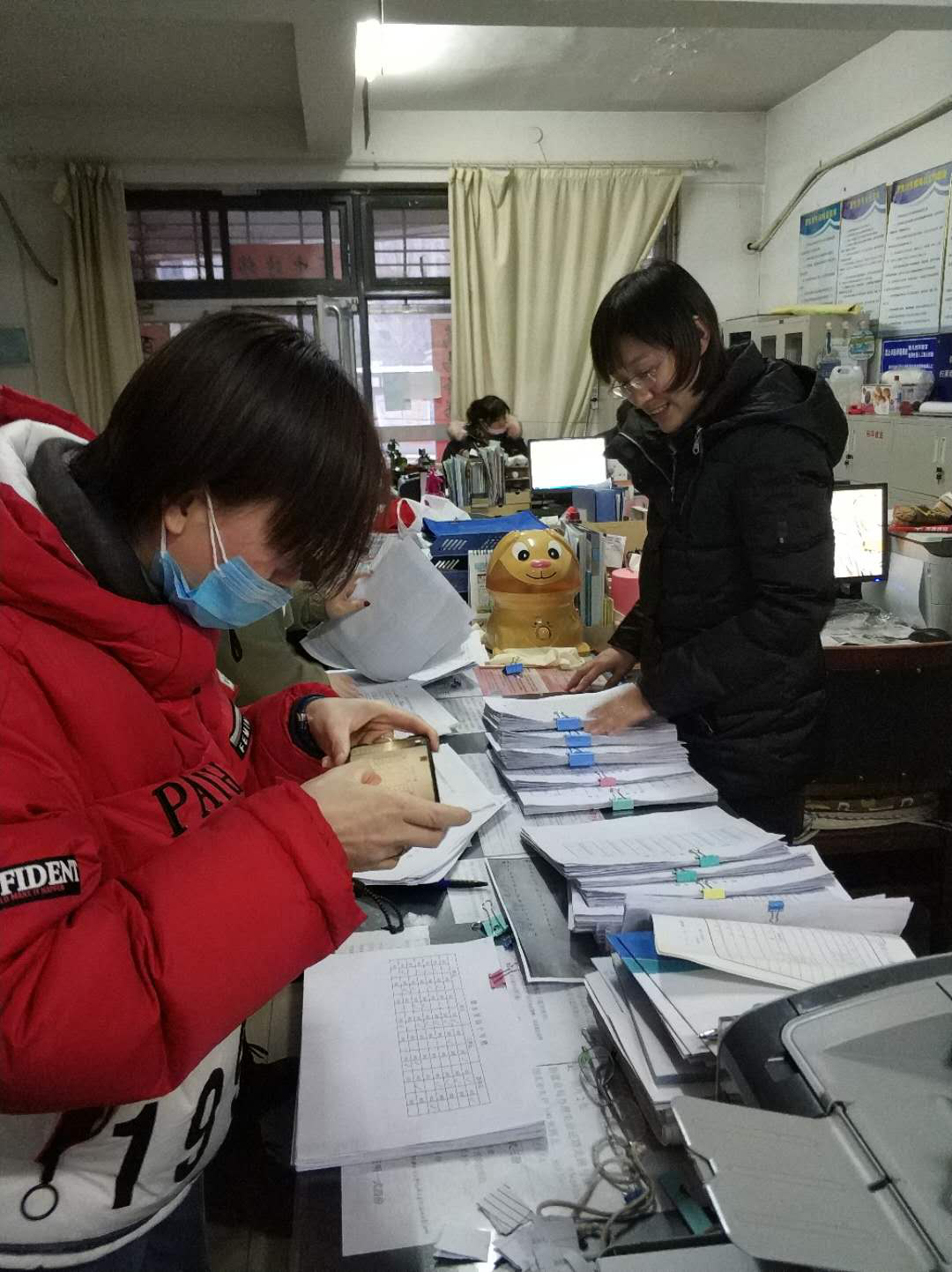 20200220114818_Q1707李琬琪妈妈并为居民办理出入小区卡.png 20200220114818_Q1707李琬琪妈妈并为居民办理出入小区卡.png
