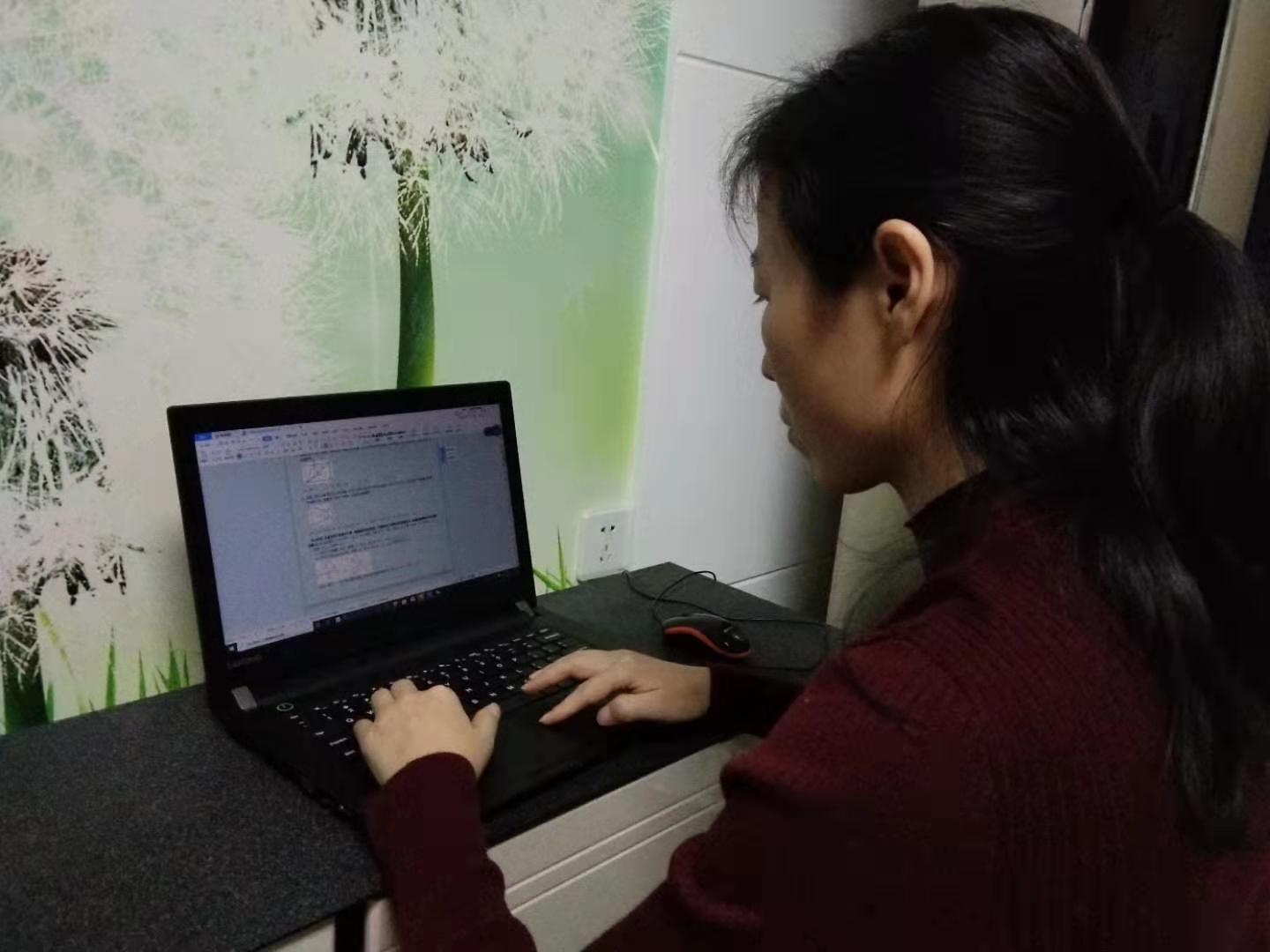 20200307183905_初三数学组备课组长王志红老师备课.jpg 20200307183905_初三数学组备课组长王志红老师备课.jpg