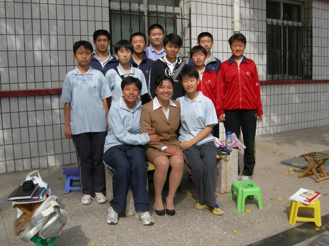 董莹与0412班学生在一起.jpg