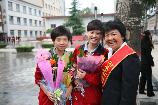 董莹与0705班学生在一起.JPG