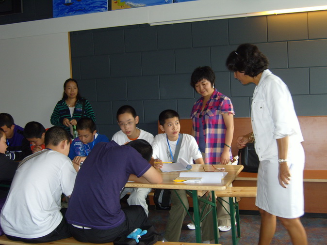董莹在赴欧洲夏令营与学生一起上课.JPG