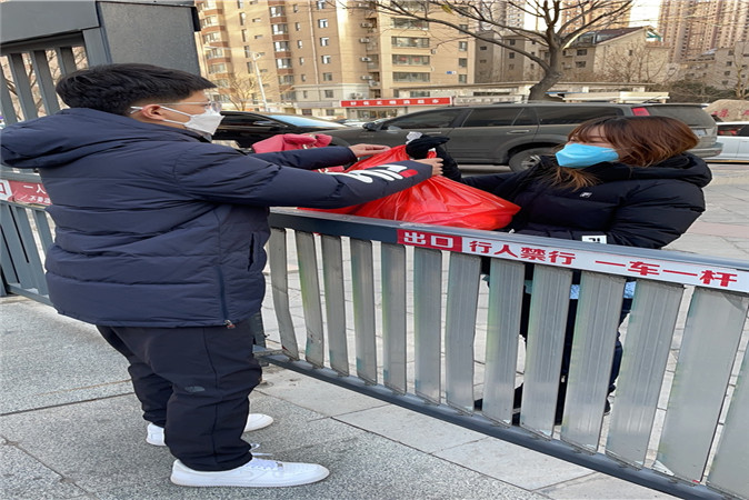 李娜老师在做社区志愿者.jpg 李娜老师在做社区志愿者.jpg