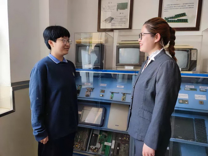 20210518092743_王亚楠和学生谈心.jpg