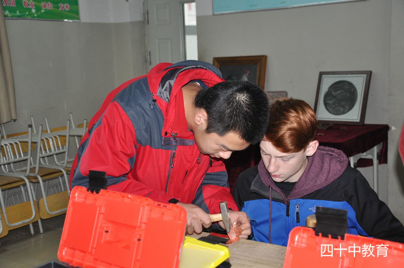 20210916094404_社团学生给美国学生指导1.jpg