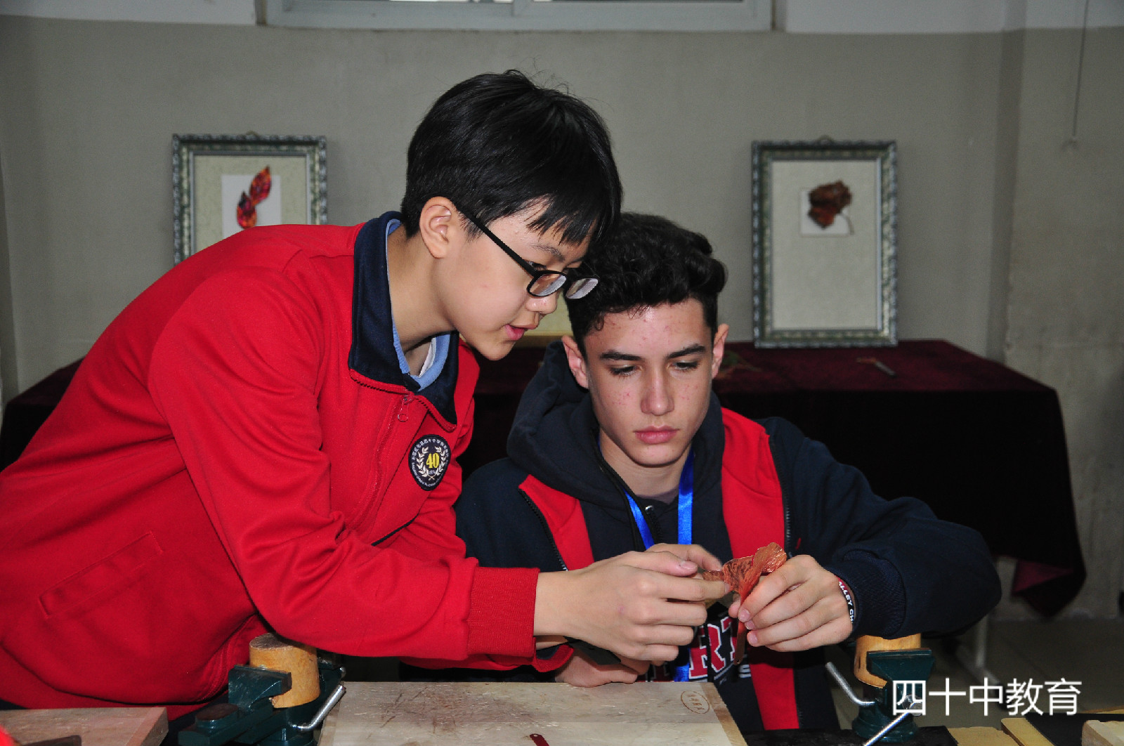 20210916095608_社团学生给美国学生指导2.jpg