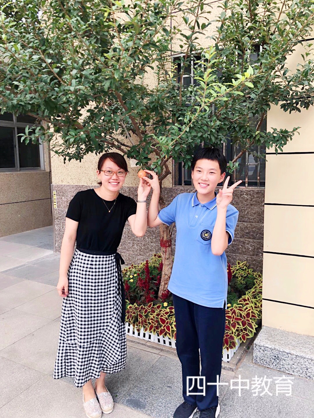 20220226162839_和学生摘石榴n.jpg 20220226162839_和学生摘石榴n.jpg