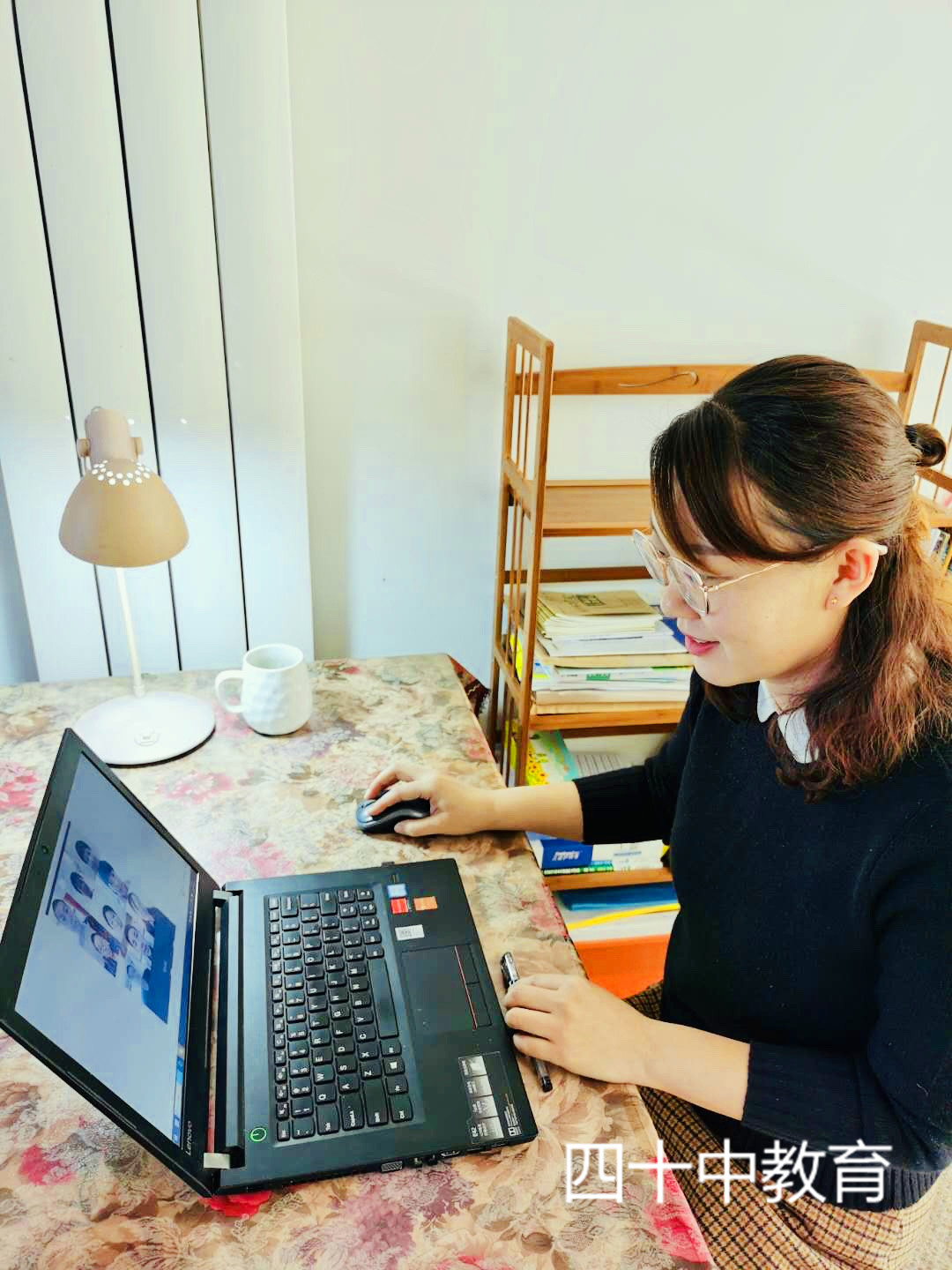 和学生线上交流.jpg 和学生线上交流.jpg