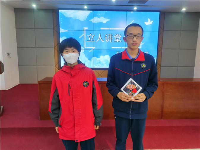 学生送礼物.jpg